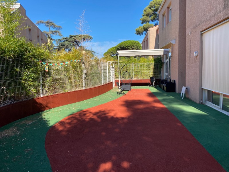 Réfection d’une cour pour enfants handicapés avec sol amortissant caoutchouc + protections verticales à Marseille.