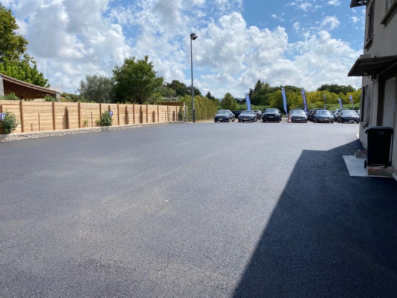 Réfection d'un parking en enrobé noir à St Victoret commune de MARIGNANE.