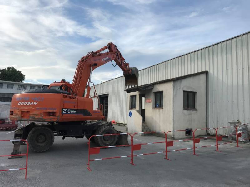 Destruction d'un bâtiment Point P LUYNES