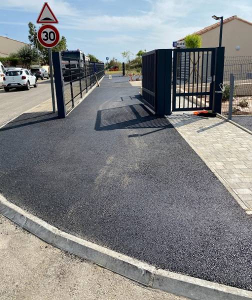 Chantier jardins bois au SALINS DE GIRAUD et enrobé noir