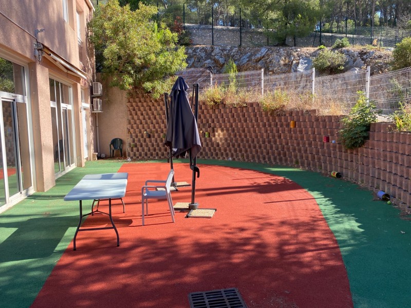 Réfection d’une cour pour enfants handicapés avec sol amortissant caoutchouc + protections verticales à Marseille.