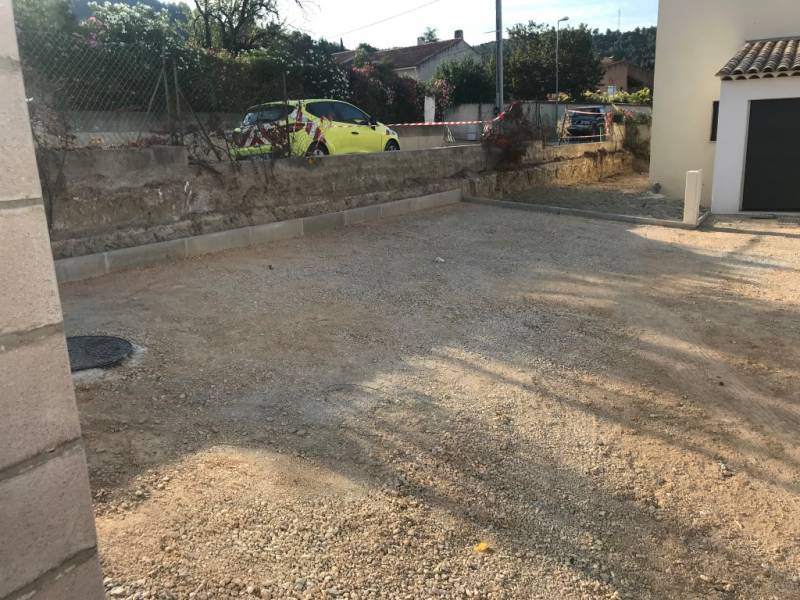 Accès d'une villa en enrobé noir chez un particulier CEYRESTE