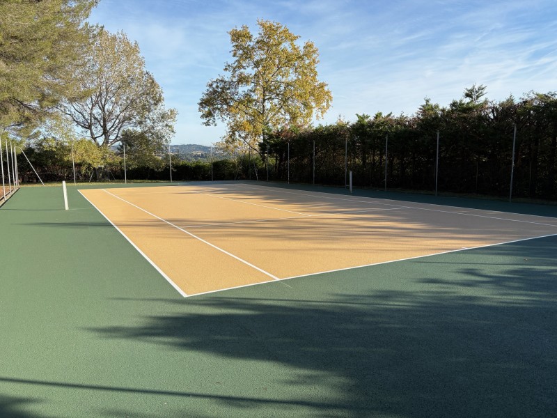 Rénovation complète d’un terrain de tennis à Luynes près d’Aix-en-Provence