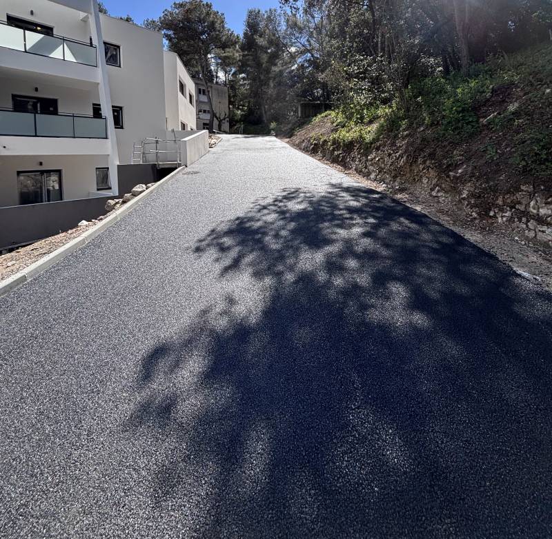 Réalisation d'une voie et parking en enrobé dans un Hôpital psychiatrique à Allauch