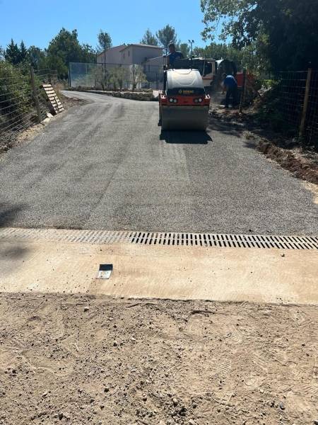 Réalisation d'un accès en bicouche sur 1200 m² à Fuveau dans les Bouches du Rhône