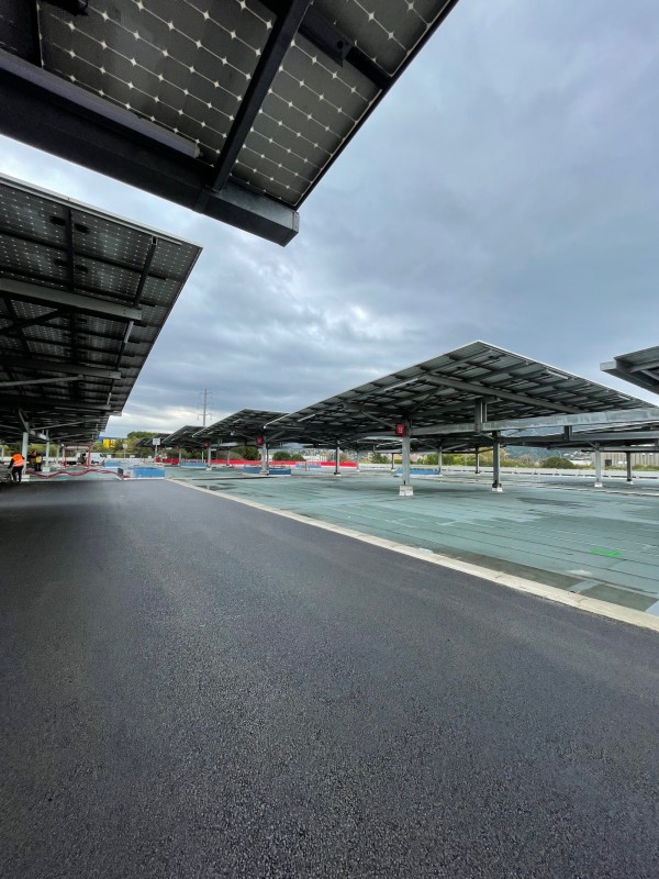 Réalisation d’un parking de grande surface (24 000m2 ) en enrobé noir à Marseille.