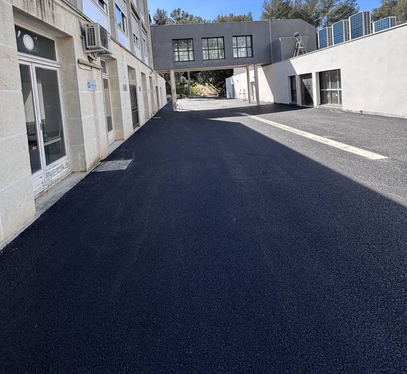 Réalisation d'une voie et parking en enrobé dans un Hôpital psychiatrique à Allauch