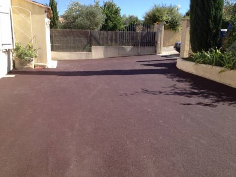 Réalisation d'un enrobé rouge de granulométrie près de Martigues