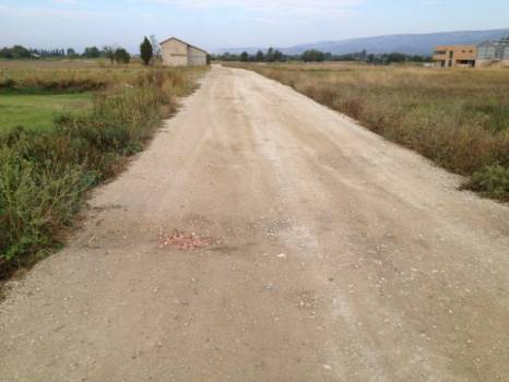 Réalisation d'un chemin en bicouche à La Roque d'Anthéron.