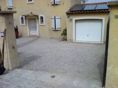 Réalisation d'un enrobe rouge à l'entrée d'une villa à Bouc Bel Air.