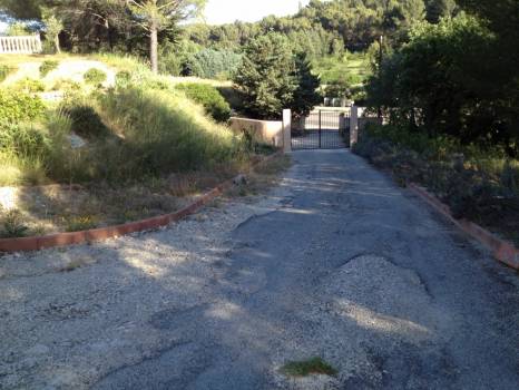 Aménagement extérieur d'une villa en gravier stabilisé sur la commune de St Cannat  Bouches du Rhônes