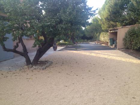 Aménagement extérieur d'une villa en gravier stabilisé sur la commune de St Cannat  Bouches du Rhônes