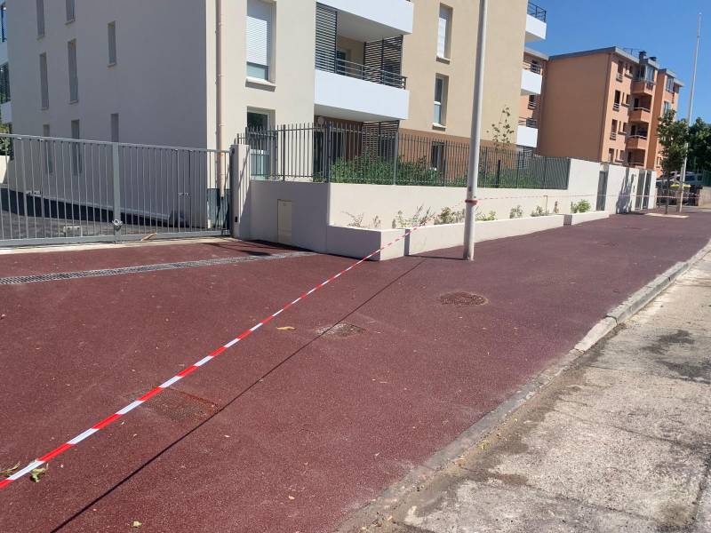 Réalisation d'une voirie et d'un trottoir en enrobé coloré à Gardanne