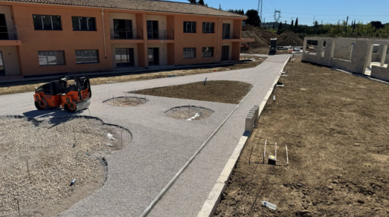 Réalisation d'un revêtement drainant, trottoirs et d'une zone piétonne sur un parking de véhicules légers  près de Gardanne, Cabriès et Luynes