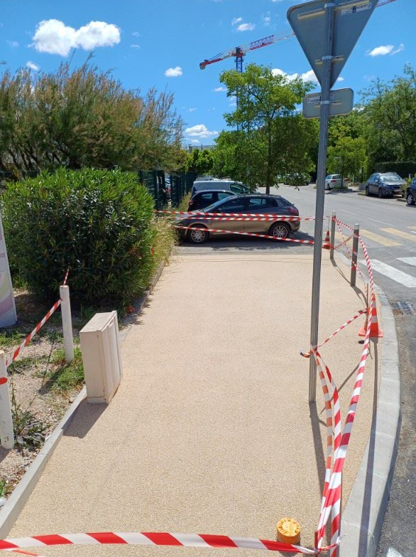 Réalisation d'une résine drainante sur des trottoirs situés près de Gémenos et Allauch.