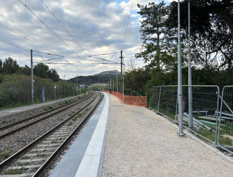 Réfection des quais de la gare de Cassis en enrobé coloré