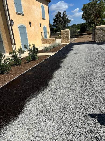 Réalisation d'un bicouche, à Rognes, décoratif en finition coloré avec gravier de Bellegarde jaune