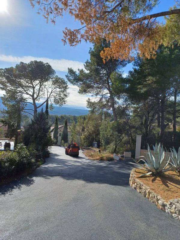 Réalisation d'un chemin d'accès villa en enrobé noir
