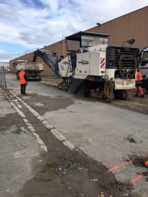 Remise en état d'une voirie en enrobé, à Plan de Campagne