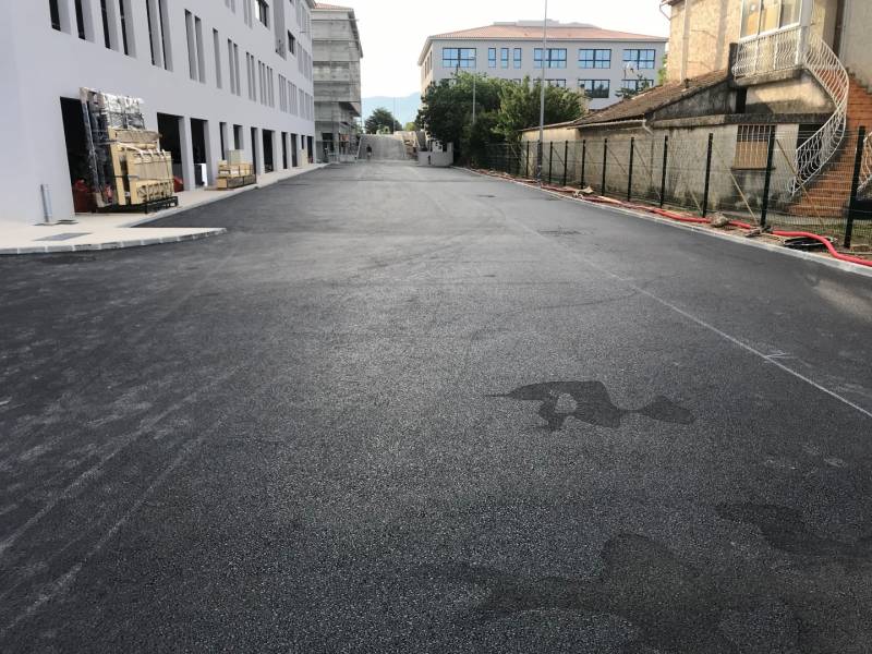 Réalisation d'un parking commercial en enrobé noir 0/10 sur 6000 m2 sur la commune d'Aubagne dans les Bouches du Rhone