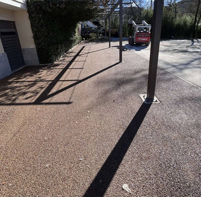 Réalisation de stationnement en enrobé coloré, dans une résidence privé au Tholonet