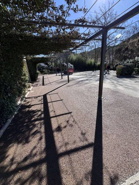 Réalisation de stationnement en enrobé coloré, dans une résidence privé au Tholonet