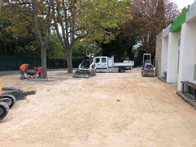 Création d'une cour de récréation dans une école de Marseille