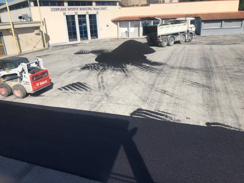 Réalisation d'un PLATEAU SPORTIF en ENROBE NOIR 0/10 sur la commune de LA BOUILLADISSE 13