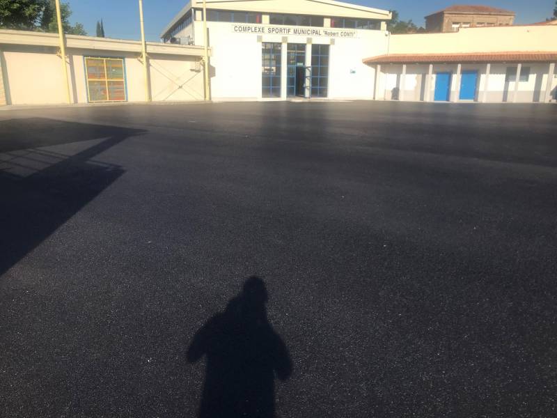 Réalisation d'un PLATEAU SPORTIF en ENROBE NOIR 0/10 sur la commune de LA BOUILLADISSE 13