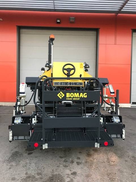 Location FINISSEUR BF 223 C BOMAG à chenille avec chauffeur dans les Bouches du Rhône et département limitrophes