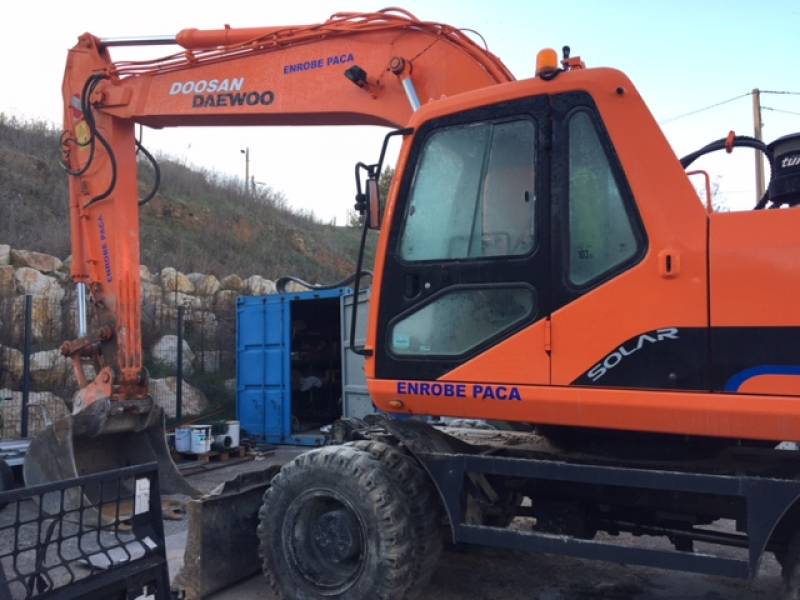 Location PELLE A PNEU 20 TONNES avec chauffeur à la journée ou à la semaine dans les Bouches du Rhône