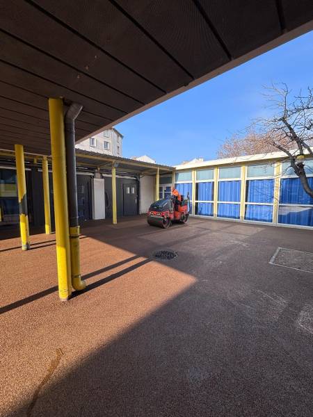 Réalisation d'un enrobé coloré dans une cour d'école à Marseille