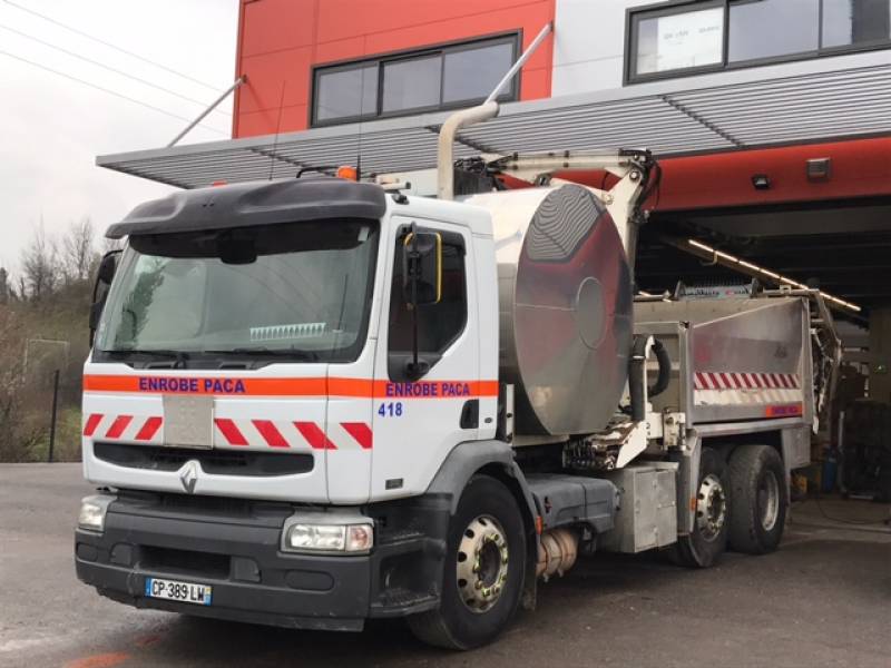 Location de Bi répandeuse 6x2/4 cuve de 3500 litres avec chauffeur dans la région Paca