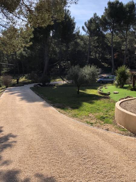 Réfection d'un chemin d'une villa en BI-COUCHE OCRE sur la commune de Ventabren (13)
