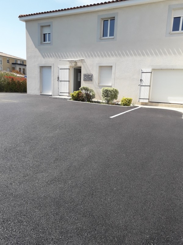 Enrobé Paca à réalisé un parking en enrobé noir agrémenté de pavés pour délimiter les places de stationnement sur la commune de Greasque 13.