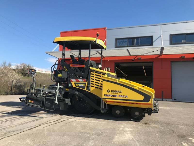 Location de FINISSEUR BF300P2 avec chauffeur et régleur sur le 13