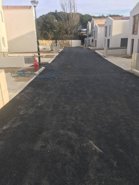 Mise en oeuvre d'enrobe noir 0/10 sur une voirie d'un lotissement à Lambesc dans le 13.