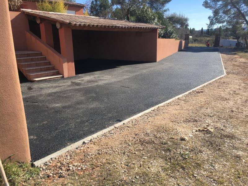 Réfection d'une entrée de villa en enrobé avec bordure sur Meyreuil.