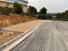 Couche d imprégnation gravillonnée sur parking avant enrobés noir 0/10 à la Ciotat