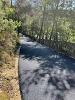 Application d’enrobé noir sur un chemin de campagne bouche du Rhône