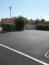 Enrobé Paca à réalisé un parking en enrobé noir agrémenté de pavés pour délimiter les places de stationnement sur la commune de Greasque 13.
