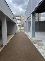 Application d'un enrobé de couleur dans une école primaire à Vitrolles