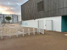 Application d'un enrobé de couleur dans une école primaire à Vitrolles