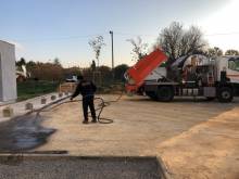 Réalisation d'un parking et d'un chemin en enrobé noir sur AURIOL