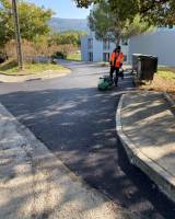Réalisation d'un parking et d'un chemin en enrobé noir sur AURIOL