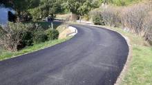 Réalisation d'un parking et d'un chemin en enrobé noir sur AURIOL