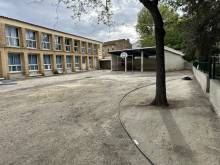 Création d'une cour en enrobé drainant noir à Marseille