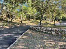 Application d’enrobé noir sur un chemin de campagne bouche du Rhône