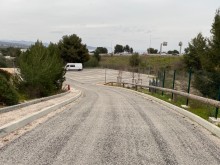 Couche d imprégnation gravillonnée sur parking avant enrobés noir 0/10 à la Ciotat